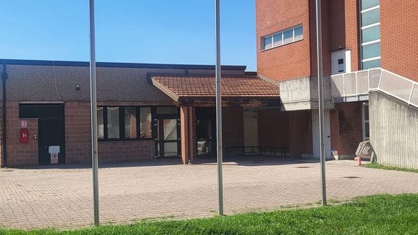 Da oggi scatta il divieto di transito di fronte alla primaria di Comazzo