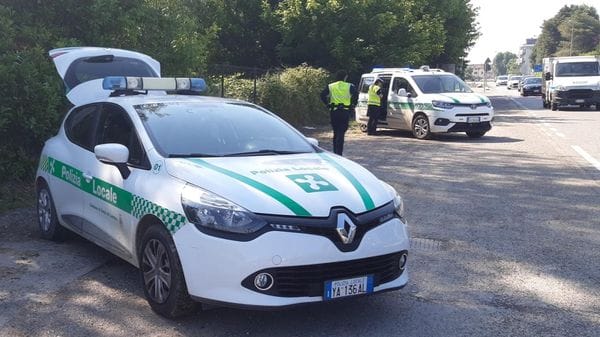 Investito alla rotonda, paura a Cerro per un 15enne in bicicletta