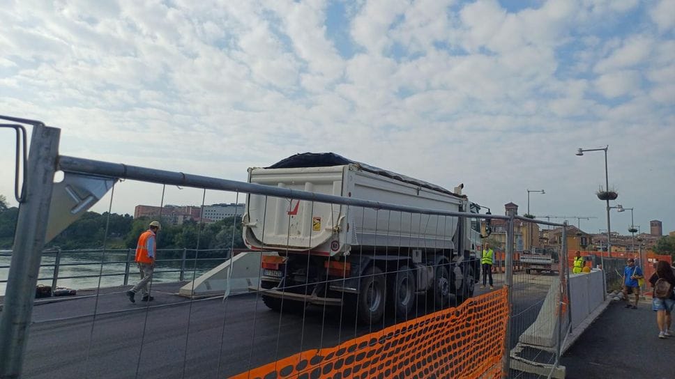 Superata la prova di carico, strada spianata per la riapertura al traffico del ponte di Lodi