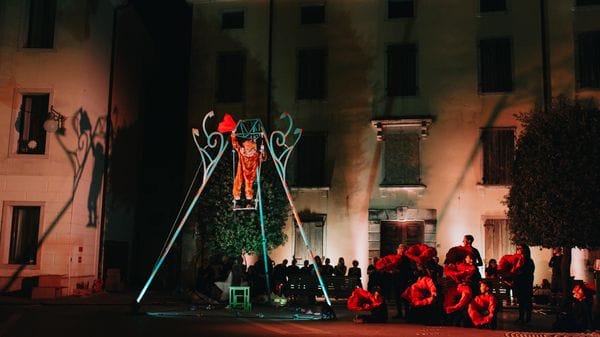 Parole, suoni, azioni circensi: la ricetta degli Archetipi