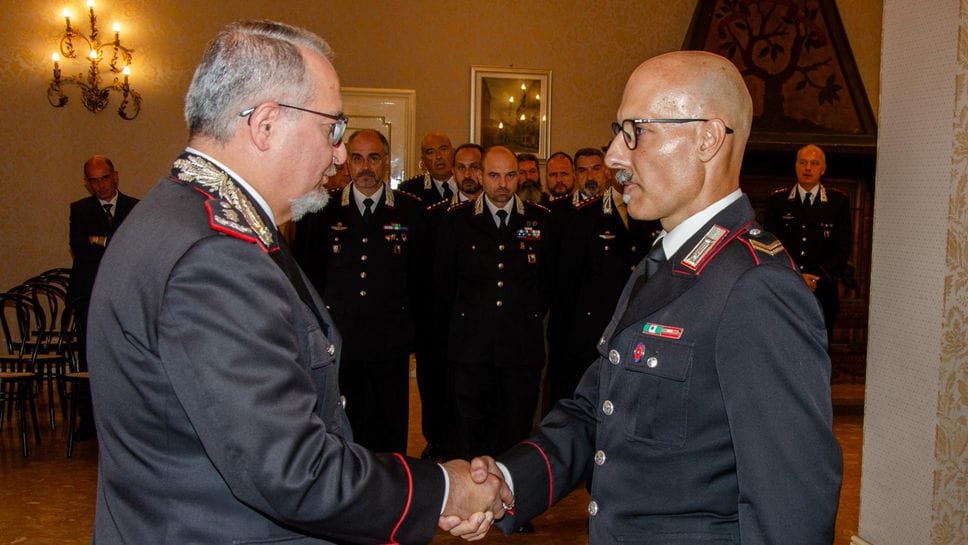 Tiene al telefono per due ore una donna e le salva la vita, carabiniere premiato