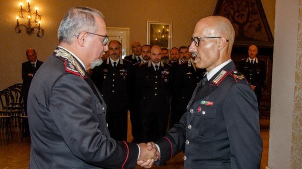 Tiene al telefono per due ore una donna e le salva la vita, carabiniere premiato