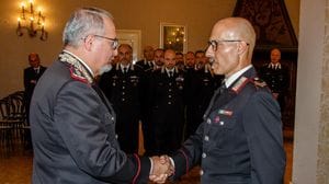 Tiene al telefono per due ore una donna e le salva la vita, carabiniere premiato