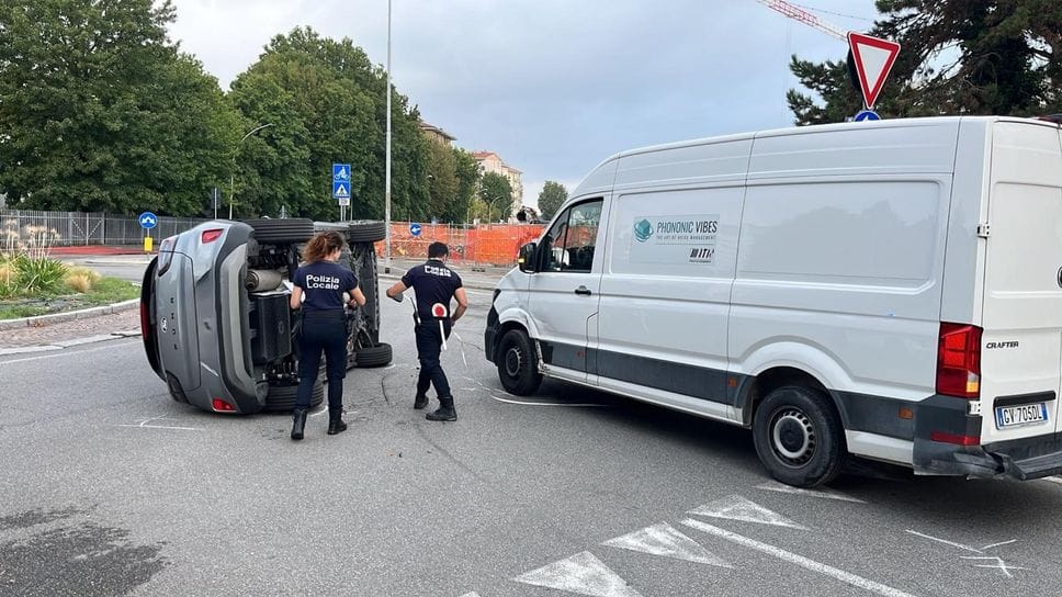 Lodi, scontro alla rotonda: auto finisce ruote all’aria