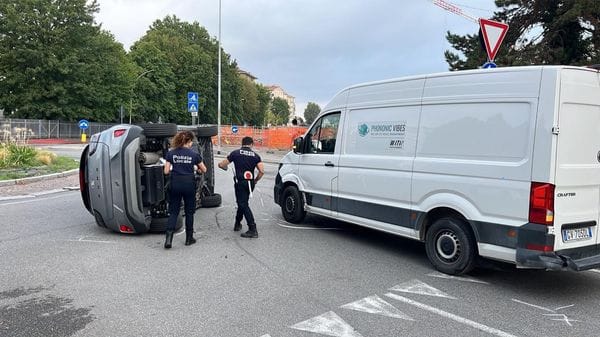 Lodi, scontro alla rotonda: auto finisce ruote all’aria