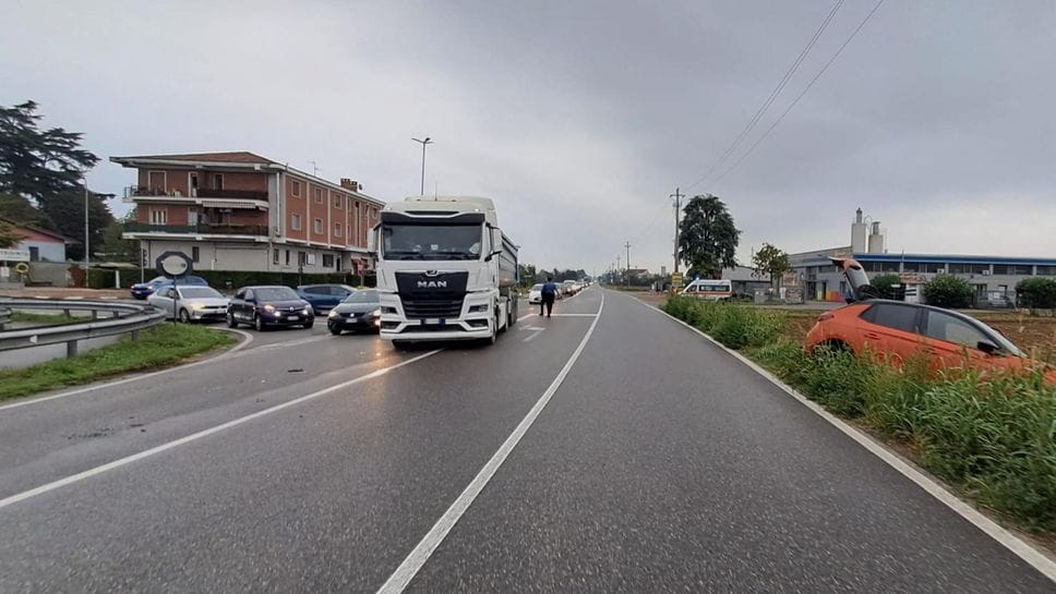 Schianto auto-camion all’incrocio a Mediglia, 35enne finisce in codice giallo al San Raffaele