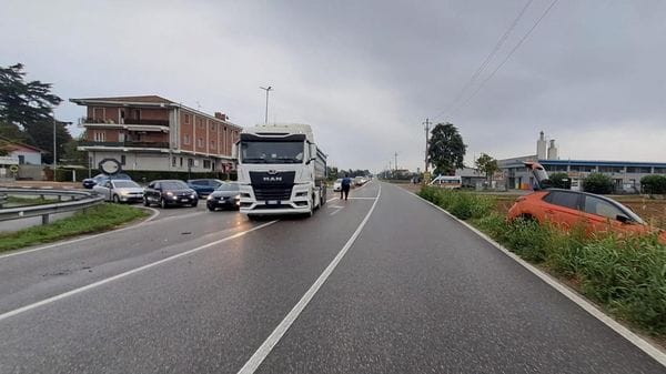 Schianto auto-camion all’incrocio a Mediglia, 35enne finisce in codice giallo al San Raffaele