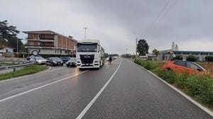 Schianto auto-camion all’incrocio a Mediglia, 35enne finisce in codice giallo al San Raffaele