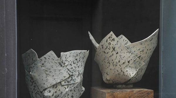 Monotipo e ceramica, il poliedrico Uggé in cerca della memoria che si cela nella materia