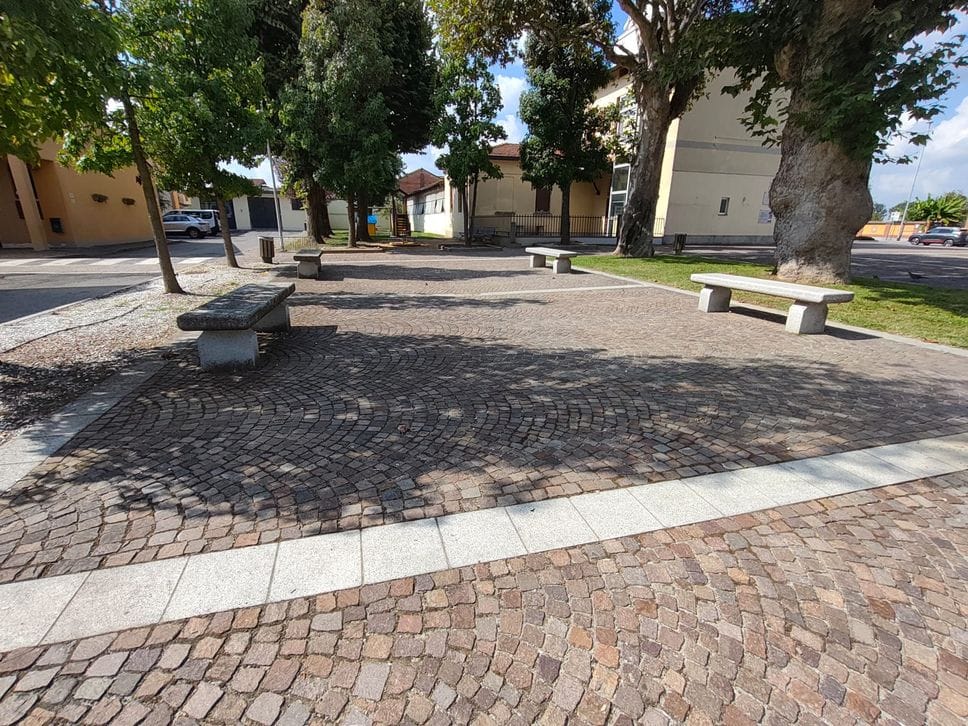 Un 20enne egiziano accoltellato davanti al municipio