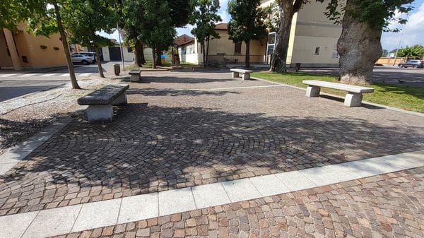 Un 20enne egiziano accoltellato davanti al municipio