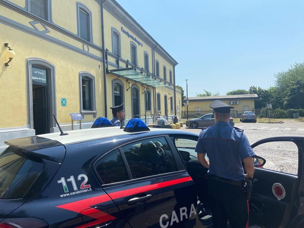 Atteggiamenti molesti in centro a Casale, viene fermato con il taser
