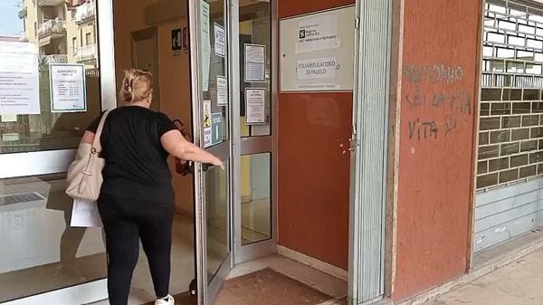 L’ambulatorio temporaneo di Paullo è aperto ma fa il pieno di critiche VIDEO