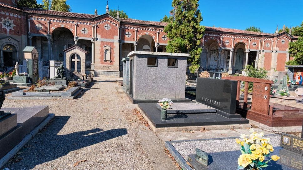 Razziato il tetto della cappella: «Una volta c’erano più controlli»