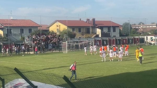 Calcio Serie D - Il Sant’Angelo saluta i tifosi dopo il derby con il Pavia