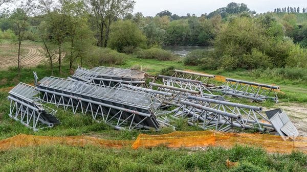 I rottami della passerella abbandonati lungo l’Adda