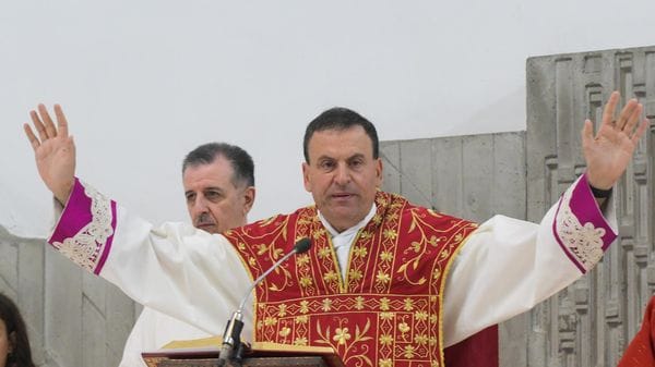 San Giuliano saluta don Violoni e gli rende omaggio con la benemerenza