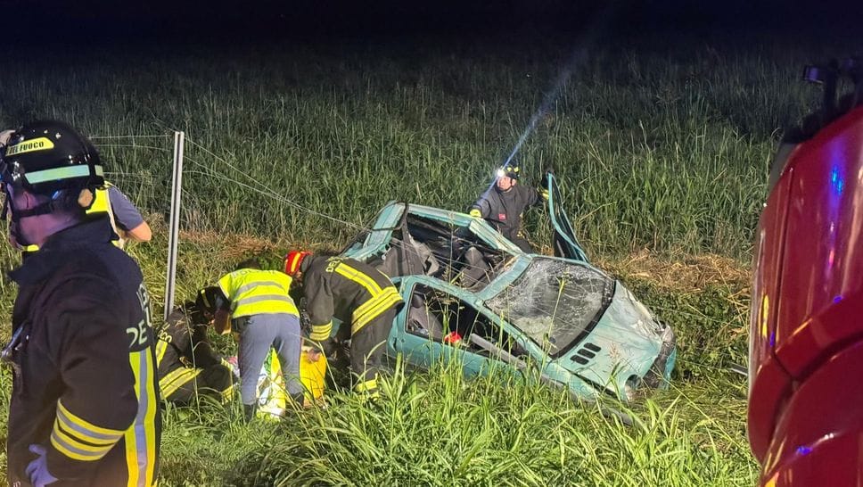 Auto fuori strada nella notte, arriva l’elisoccorso