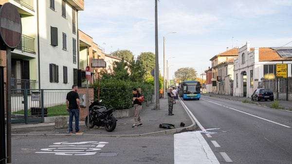 Casale, scontro su via Emilia: 16enne ferito