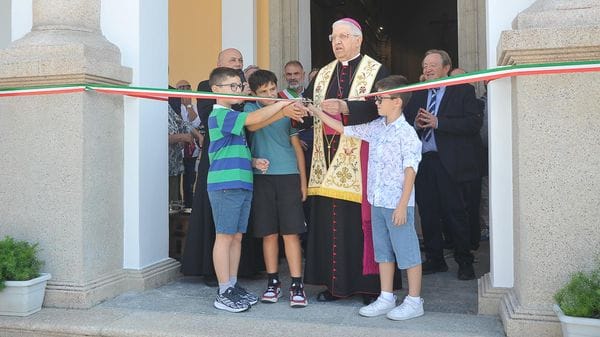 Postino, inaugurato dal vescovo il sagrato rinnovato della chiesa