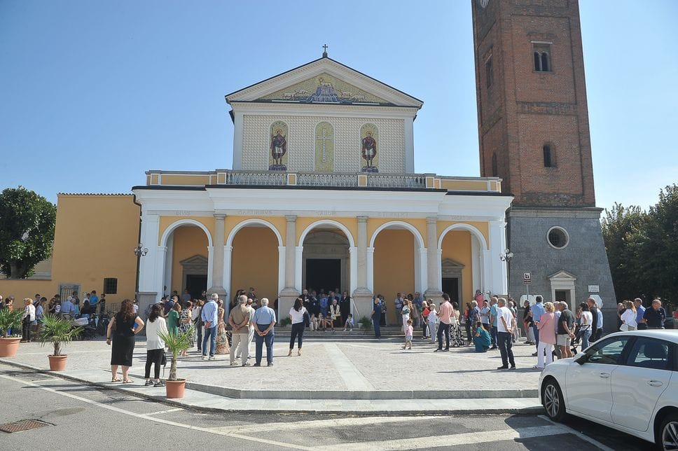 Postino, inaugurato dal vescovo il sagrato rinnovato della chiesa