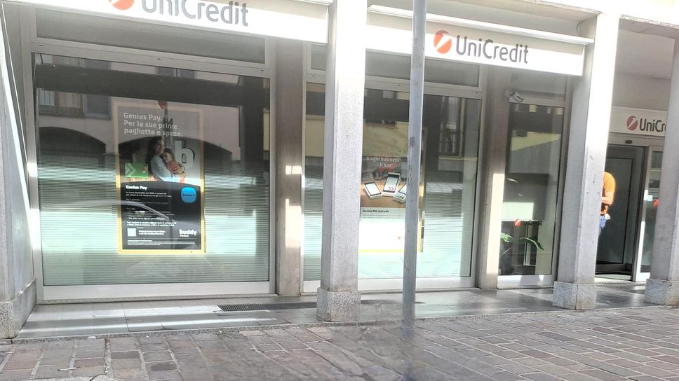 Rapina alla Unicredit di Sant’Angelo, bandito in azione alla filiale di via Madre Cabrini