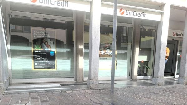 Rapina alla Unicredit di Sant’Angelo, bandito in azione alla filiale di via Madre Cabrini