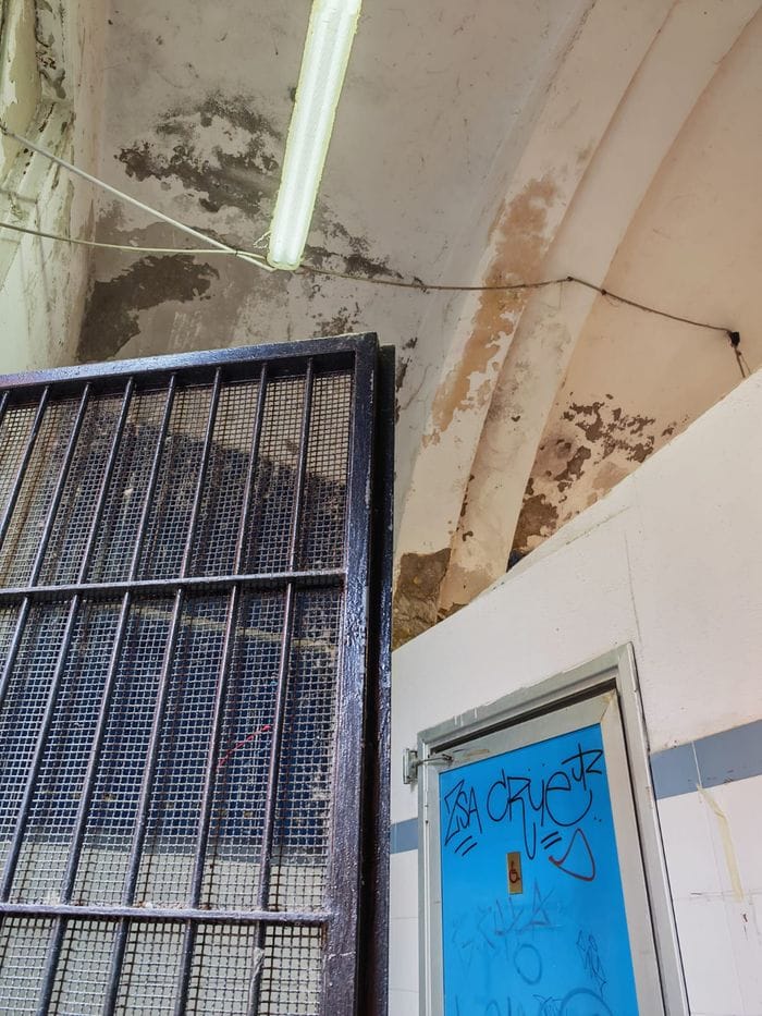«Cavi elettrici scoperti, infiltrazioni e degrado nei bagni pubblici»