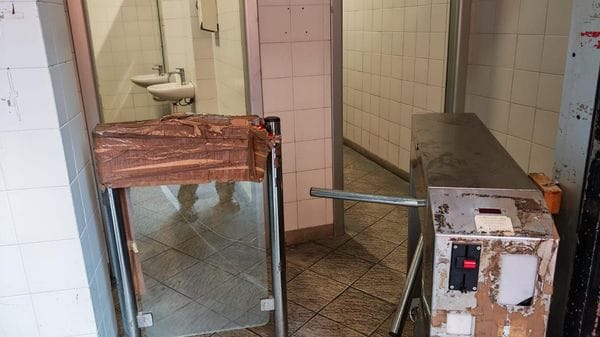 «Cavi elettrici scoperti, infiltrazioni e degrado nei bagni pubblici»