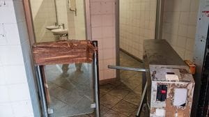 «Cavi elettrici scoperti, infiltrazioni e degrado nei bagni pubblici»
