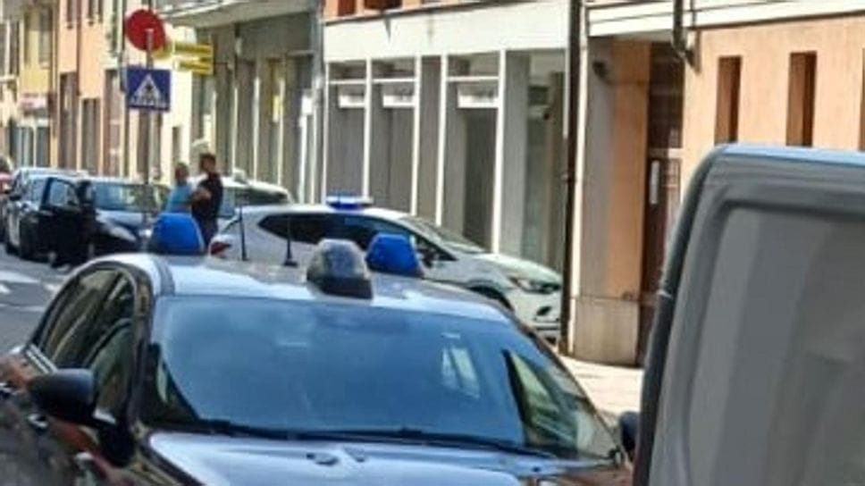 Forbici alla gola, rapinata la banca Unicredit