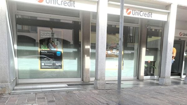 Rapina in banca, recuperati indumenti e immagini del fuggitivo