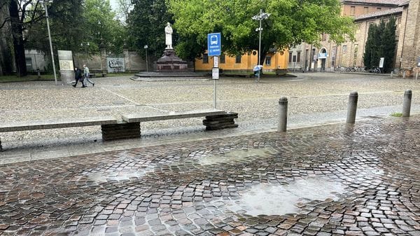 Consumo di alcol e bivacchi in piazza Ospitale:  i genitori che portano i figli a scuola lanciano l’allarme