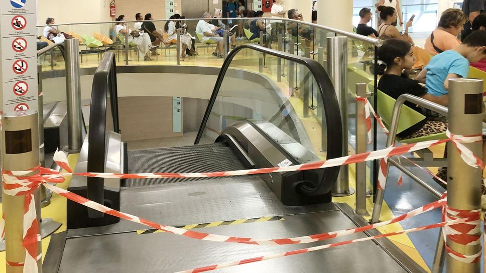 Lodi, caduto sulla scala mobile dell’ospedale: «Nessuna imprudenza, ha avuto un malore»