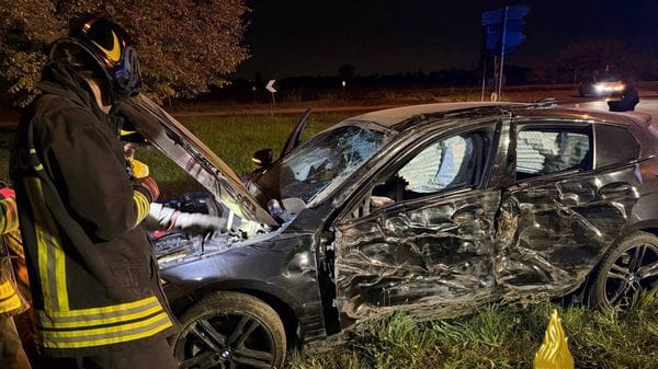 Auto esce di strada alla rotonda sulla 235, a bordo quattro giovani