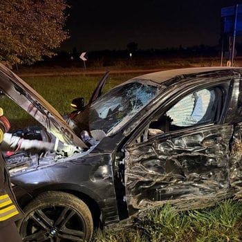 Auto esce di strada alla rotonda sulla 235, a bordo quattro giovani