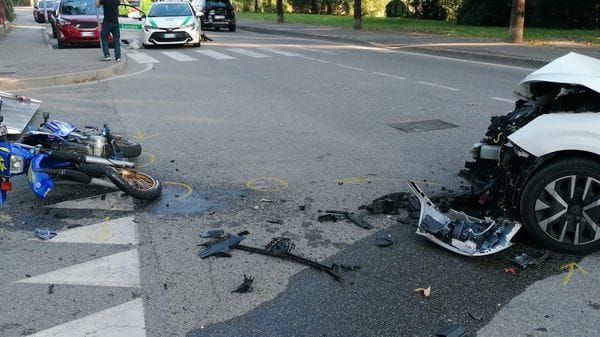 Frontale fra auto e moto a Paullo, portato al San Raffaele un 52enne sbalzato a terra