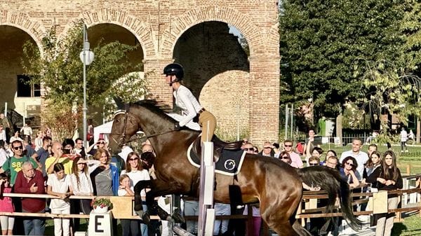 I cavalli all’ombra del Castello di Melegnano: «Portiamo l’equitazione a scuola»