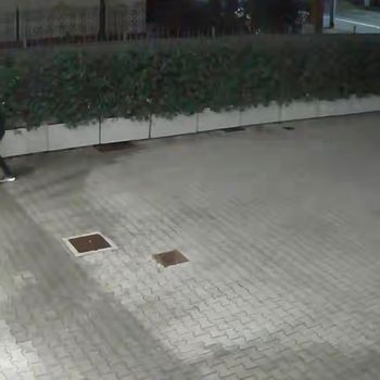 Ladri incappucciati alla Freeport di Codogno messi in fuga dal proprietario