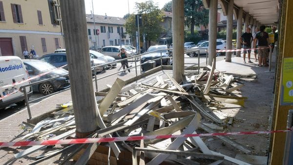 Lunga attesa per la riapertura delle Poste a San Giuliano Milanese: «Troppi danni»