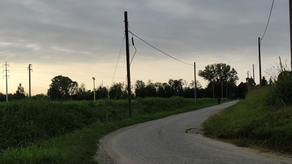 Cadavere ritrovato in aperta campagna sotto i tralicci dell’alta tensione, indagini in corso