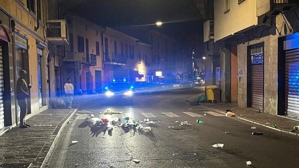 Caos nella notte in via Marsala, lancio di rifiuti, carabinieri sul posto