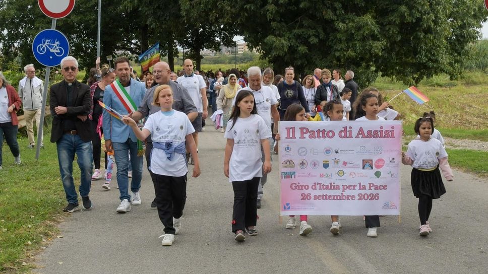 VIDEO A San Giuliano il “Giro d’Italia per la pace”, accesa la lampada di Assisi sul sagrato di Viboldone
