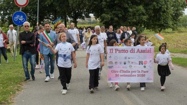 VIDEO A San Giuliano il “Giro d’Italia per la pace”, accesa la lampada di Assisi sul sagrato di Viboldone