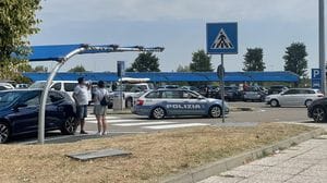 Vuole mandare il pullman fuori strada, paura in autostrada per i passeggeri: 50enne fermato da un poliziotto in borghese