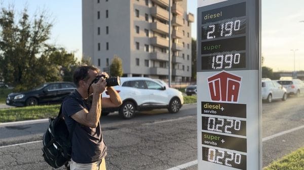 Lodi, tutti al benzinaio Eni per gli sconti