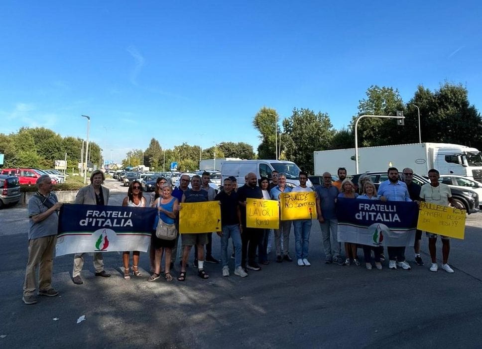 A San Donato la protesta di Fratelli d’Italia per i lavori - lumaca sulla Paullese