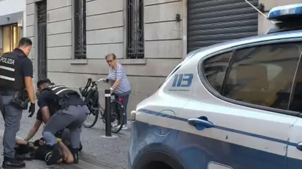 Lodi, la fuga dal controllo della polizia in piazza e poi il “placcaggio” in via Incoronata: scarcerato