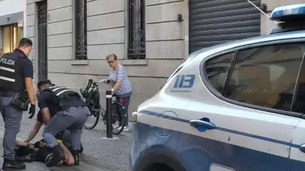 Lodi, la fuga dal controllo della polizia in piazza e poi il “placcaggio” in via Incoronata: scarcerato