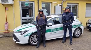 Paullo: la polizia locale blocca due ragazzine di 16 anni che rubano cibo per gli animali